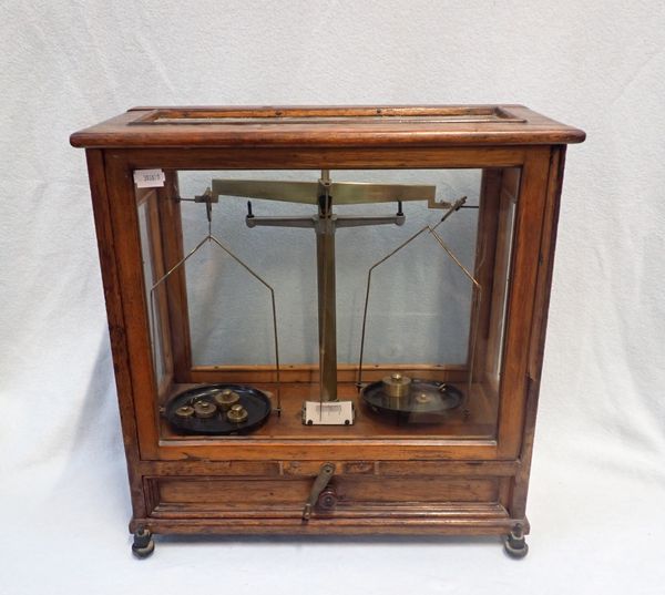 A VINTAGE CASED CHEMISTRY SCALE