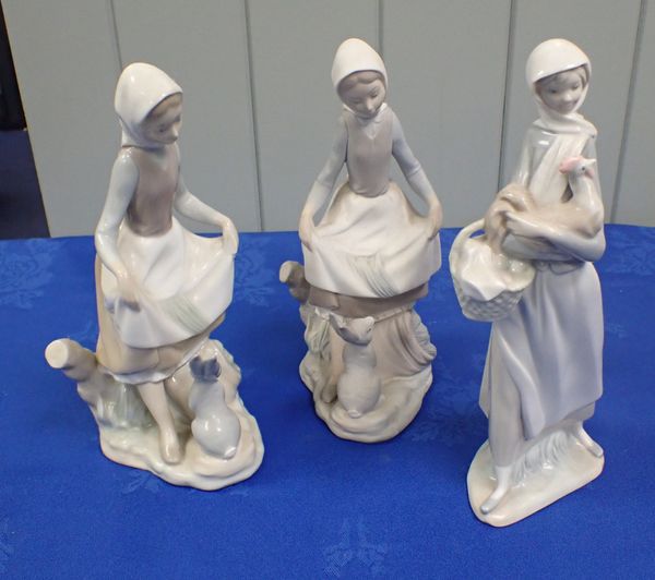 A COLLECTION OF LLADRO FIGURINES