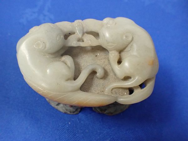 A CHINESE JADE CARVING OF CAT GROUP