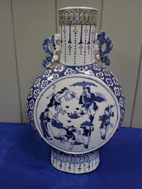 A 19TH CENTURY CHINESE BLUE AND WHITE GLAZED MOON FLASK