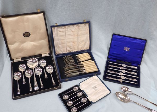 A COLLECTION OF SILVER PLATED CUTLERY