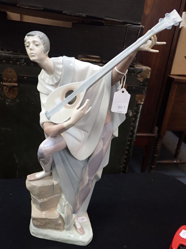 LLADRO: A LARGE LUTE PLAYER