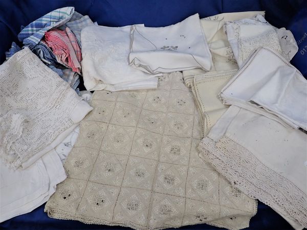 A QUANTITY OF HOUSEHOLD LINENS