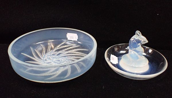 A LALIQUE MOUSE GLASS PIN TRAY