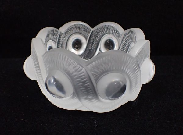 A LALIQUE GLASS PIN TRAY