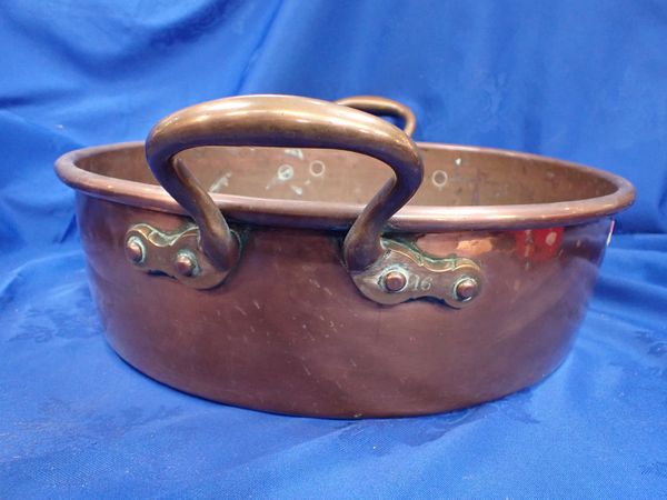 A HEAVY-GAUGE COPPER PRESERVING PAN