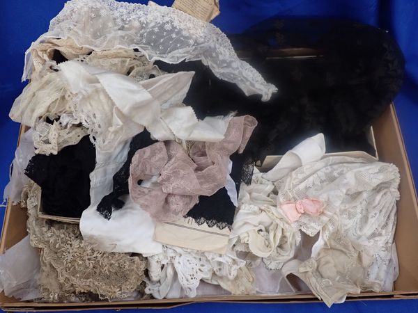 A COLLECTION OF LACE PIECES, TRIMS AND FRAGMENTS