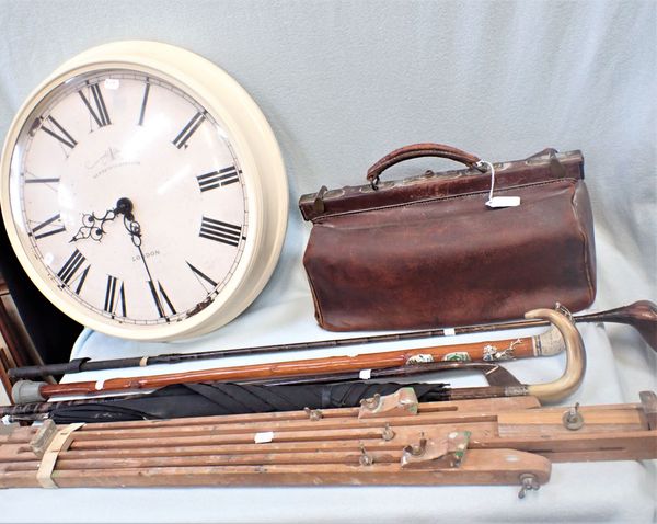 A VINTAGE EASEL, A LEATHER BAG