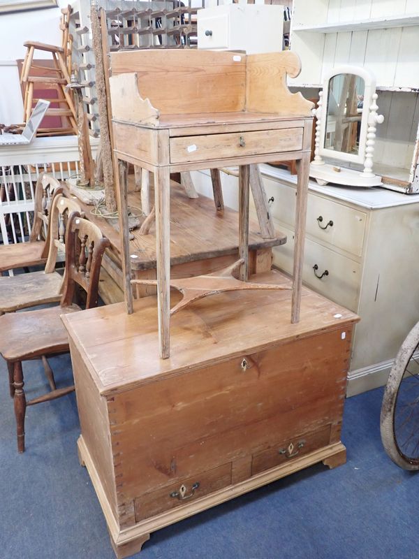 19TH CENTURY PINE COUNTRY CHEST