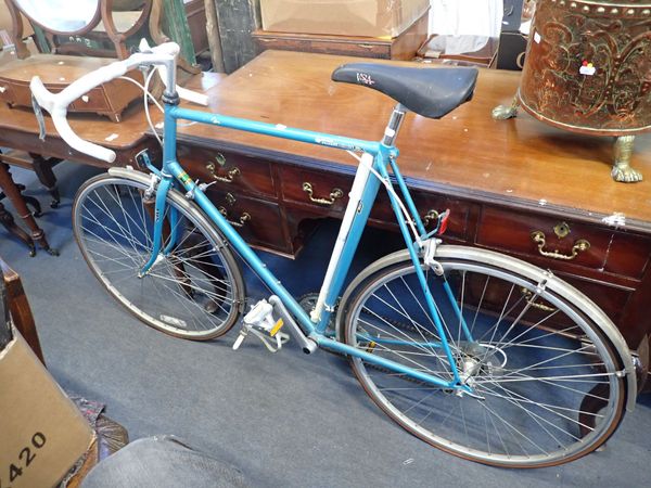 A VINTAGE RALEIGH GENTS ROADSTER BICYCLE