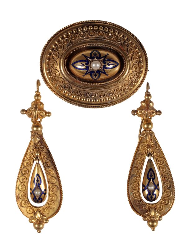 AN  ETRUSCAN STLE BROOCH AND ENSUITE EARRINGS