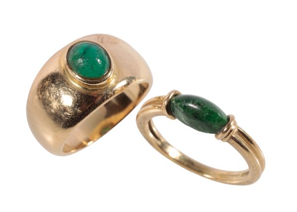 A CABOCHON EMERALD RING