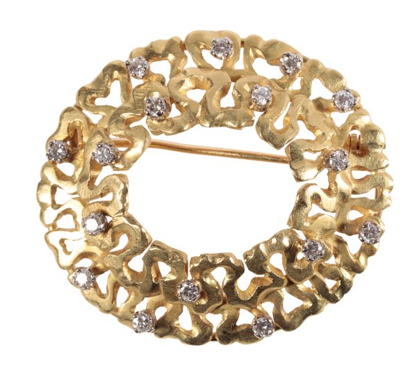 A GOLD AND DIAMOND BROOCH