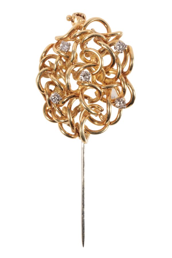 AN 18CT GOLD AND DIAMOND BROOCH