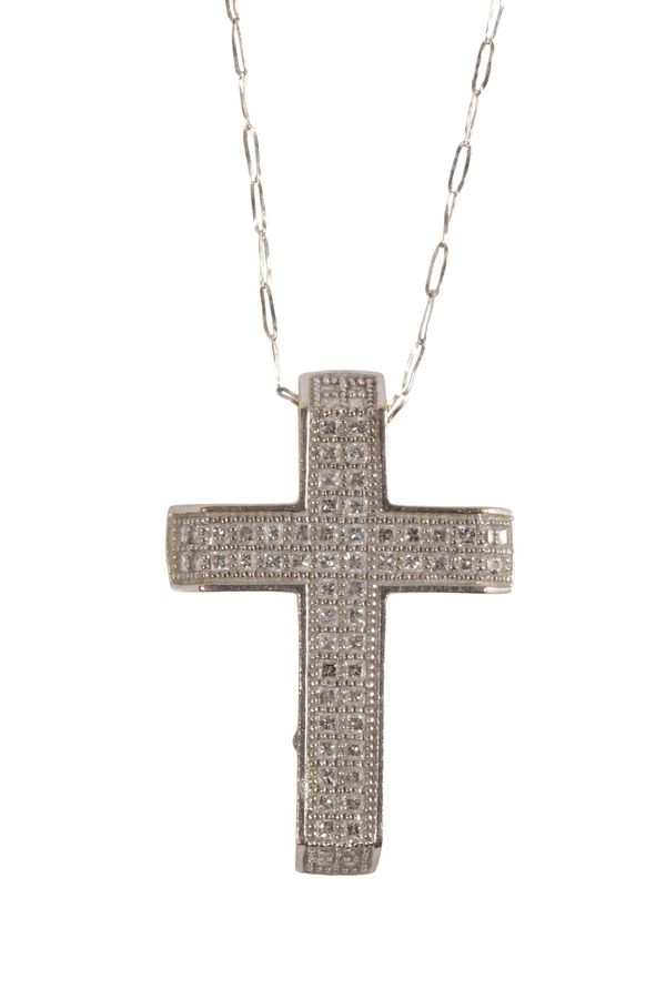 A DIAMOND CROSS PENDANT NECKLACE