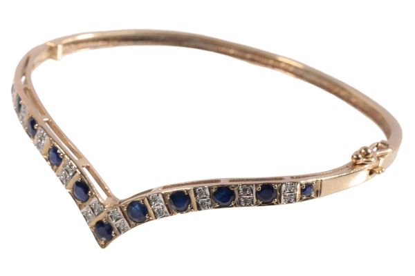 A SAPPHIRE AND DIAMOND HINGED BANGLE