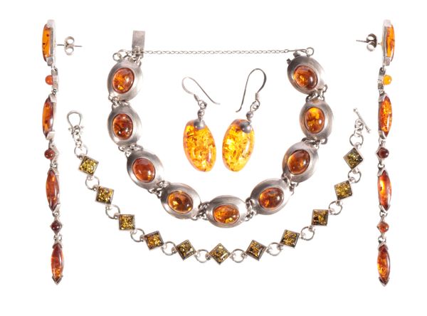 AN AMBER BRACELET SET IN SILVER