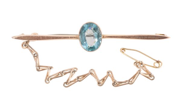 AN AQUAMARINE BAR BROOCH