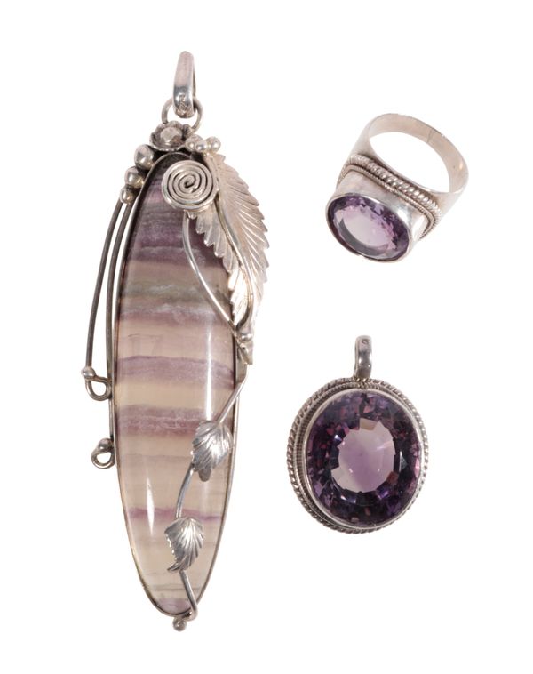 AN AMETHYST AND SILVER PENDANT