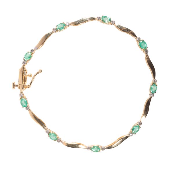 AN "EMERALD", DIAMOND AND YELLOW GOLD CHAIN LINK BRACELET