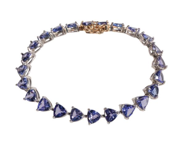 A TANZANITE LINE BRACELET