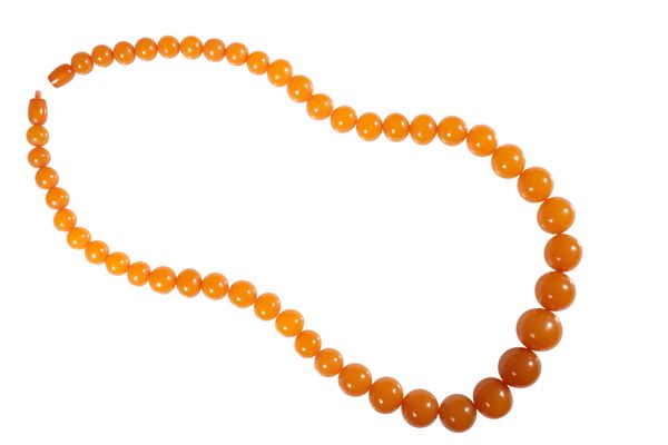 A BUTTERSCOTCH AMBER BEAD NECKLACE