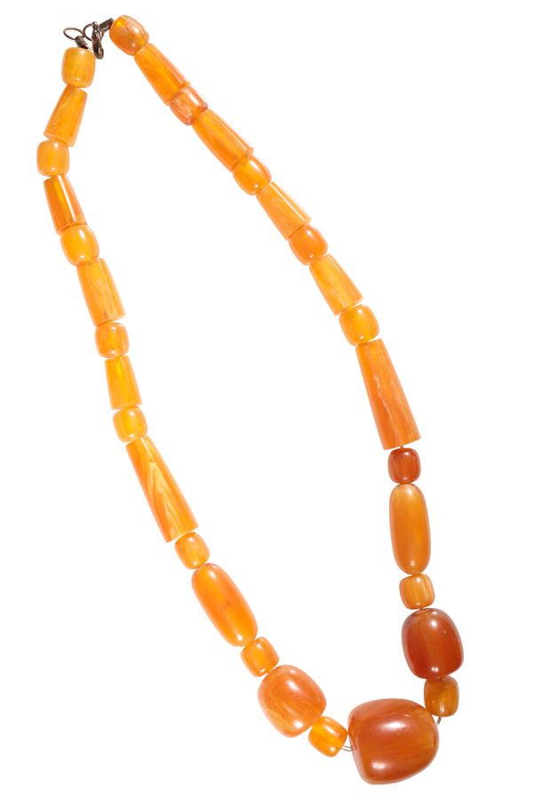 A BUTTERSCOTCH AMBER BEAD NECKLACE