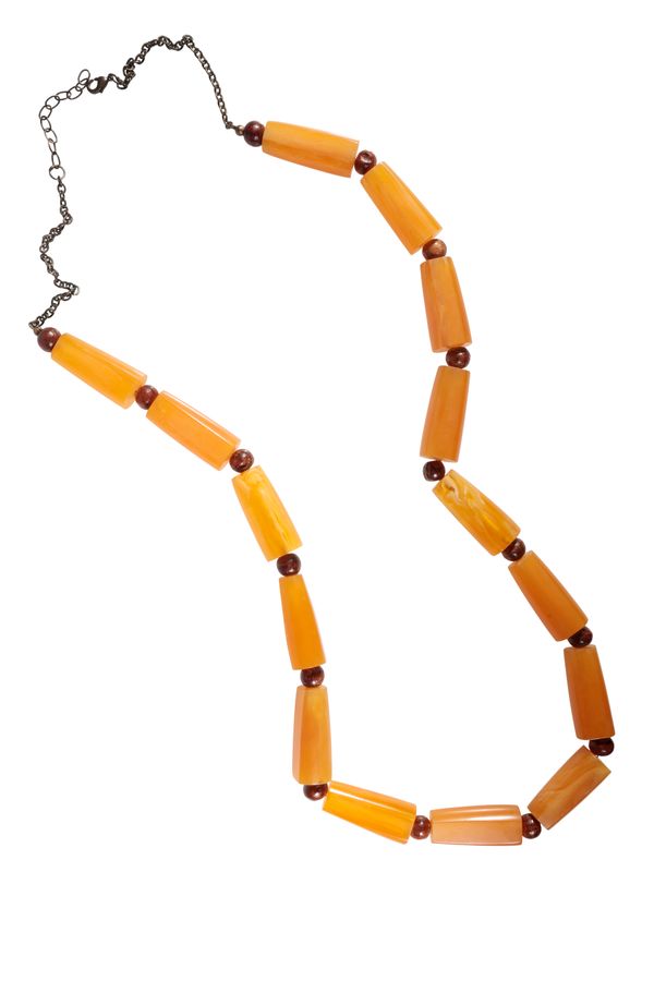 A BUTTERSCOTCH AMBER BEAD NECKLACE