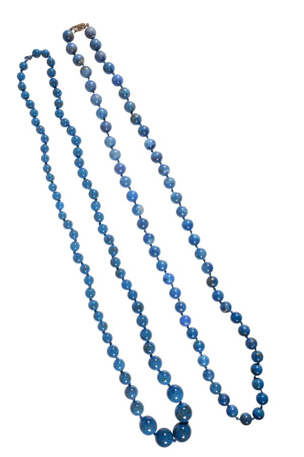 A GRADUATED LAPIS LAZULI BEAD NECKLACE