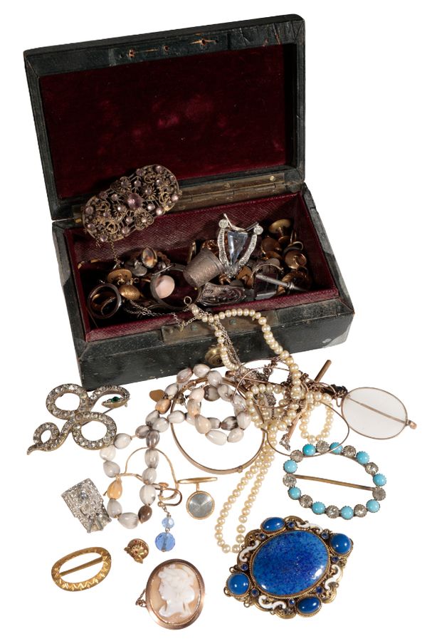 A COLLECTION OF JEWELLERY