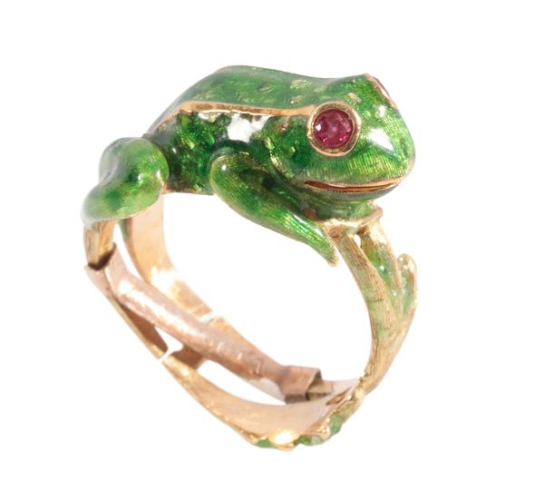 AN ENAMELLED FROG DRESS RING