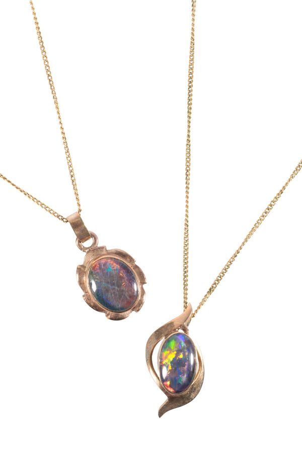 AN AUSTRALIAN FIRE OPAL PENDANT NECKLACE