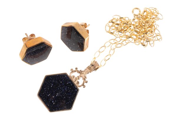 A BLUE GOLDSTONE PENDANT NECKLACE AND EAR STUDS