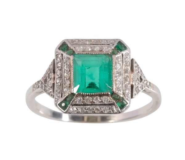 AN ART DECO EMERALD AND DIAMOND CLUSTER RING