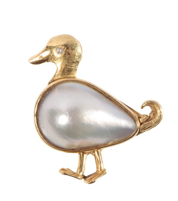 A YELLOW GOLD DUCK BROOCH