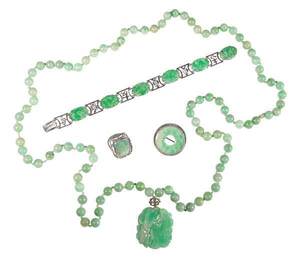 A  JADEITE PENDANT BEAD NECKLACE