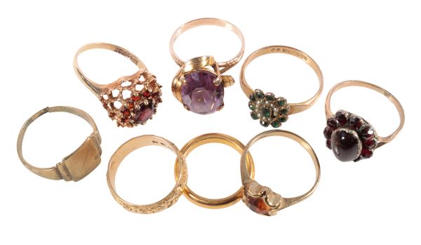 A COLLECTION OF EIGHT RINGS