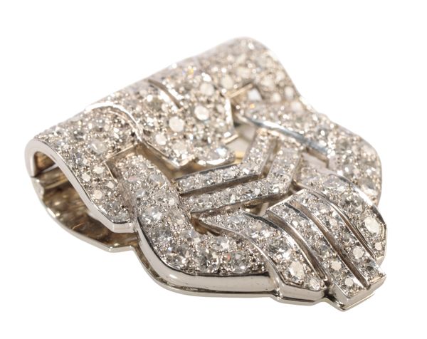 AN ART DECO DIAMOND LAPEL CLIP