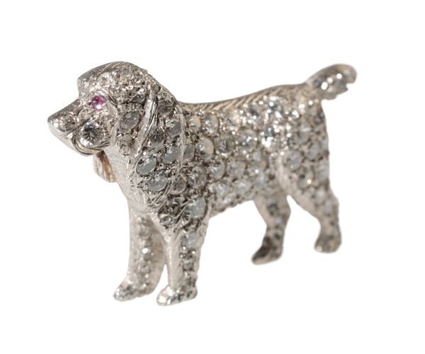 A DIAMOND SPANIEL BROOCH