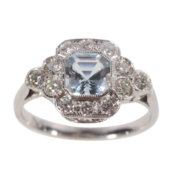 AN ART DECO AQUAMARINE AND DIAMOND CLUSTER RING