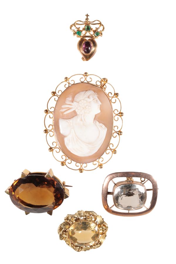 A COLLECTION OF BROOCHES