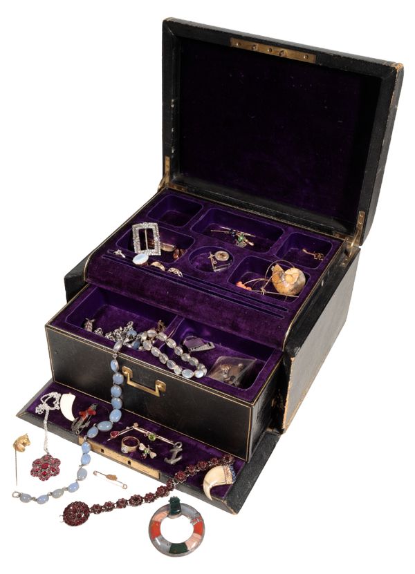 A COLLECTION OF JEWELLERY