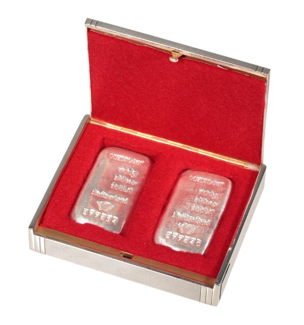 CARTIER OF LONDON: A SILVER CASE WITH A PAIR OF SILVER METALOR 100G IGNOTS No 277834