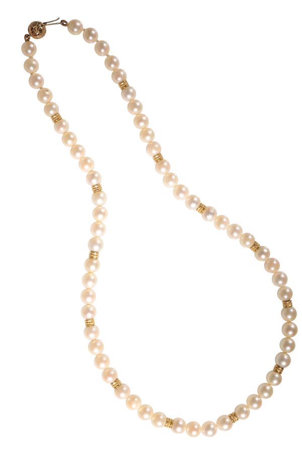 A CULTURED PEARL NECKLACE