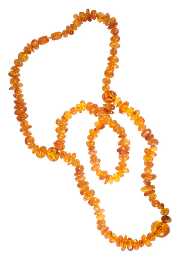 AN AMBER BEAD NECKLACE  WILL COLLECT