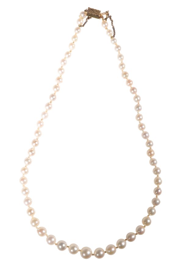 A GRADUATED CULTURED PEARL NECKLACE