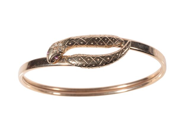 AN UNMARKED GOLD SERPENT BANGLE