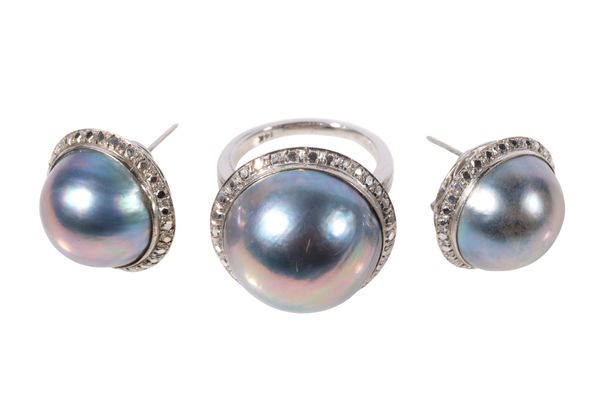 A GREY TONE MABE PEARL DRESS RING AND MATCHING EAR STUDS