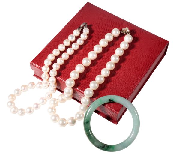 A CULTURED PEARL NECKLACE