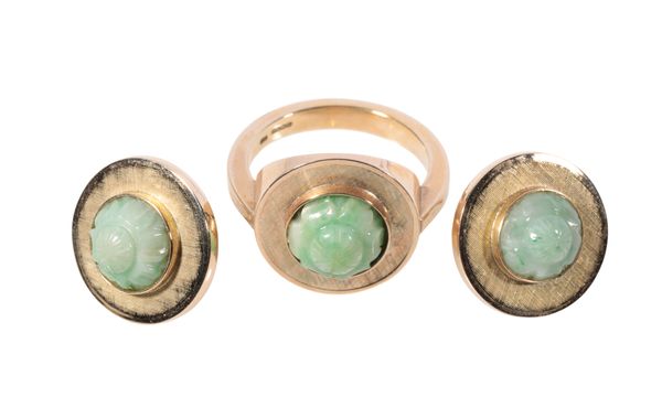 A PAIR OF  JADEITE AND GOLD EARSTUDS AND DRESS RING